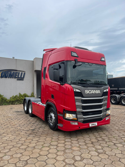 Marca/Modelo: Scania/540 Ano/Modelo: 22/22 Tração: 6x4 molas Quilometragem: 320 k Cor: Vermelha