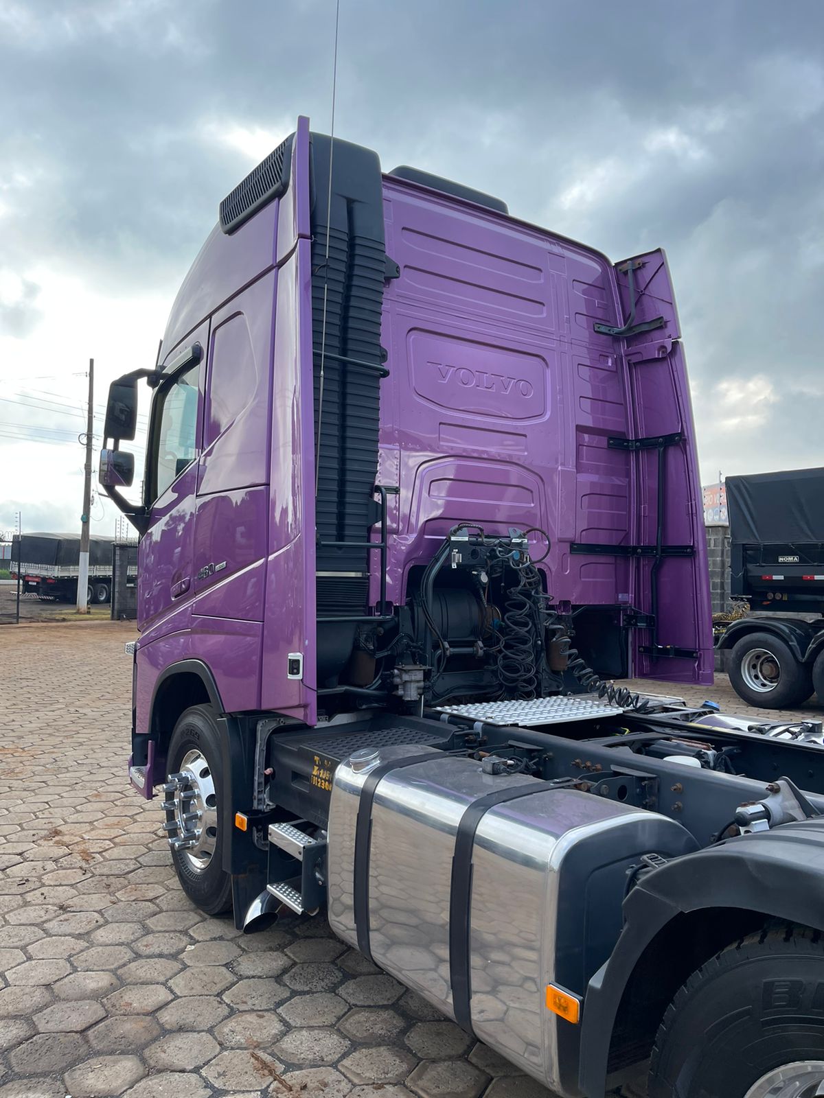 Marca/Modelo: Volvo/FH460 Ano/Modelo: 21/21 Tração: 6x2 molas Cor: Roxo Metálico Quilometragem: 425k Automático Ar-condi