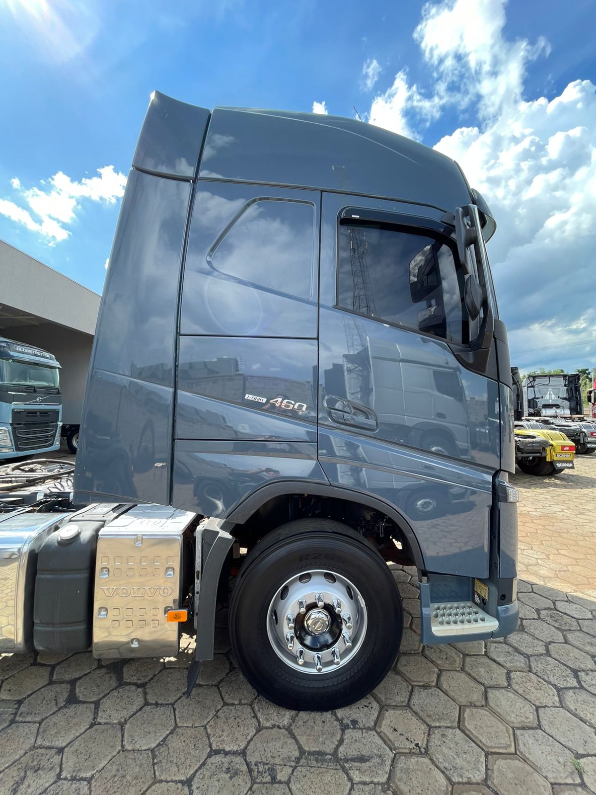 Marca/Modelo:Volvo FH 540/ Ano/Modelo: 21/21 Tração: 6x4molas Quilometragem:309k Cor: Cinza