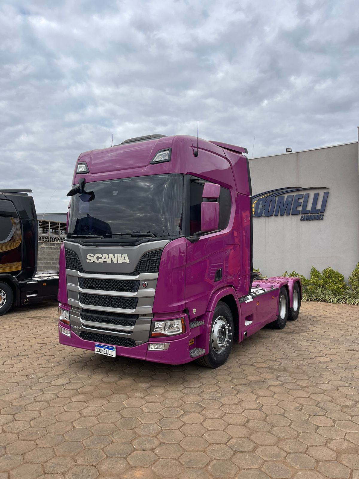 Marca/Modelo: Scania/R540 Ano/Modelo: 21/21 Tração: 6x4 molas Quilometragem: 283k Cor: Roxo Retarder: Sim Geladeira: Sim