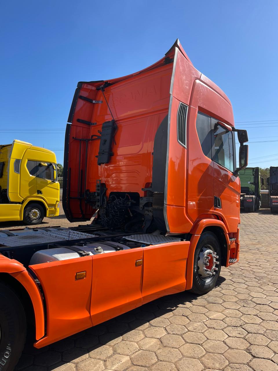 ➡️Marca/Modelo: Scania/R540 ➡️Ano/Modelo: 21/21 ➡️Tração: 6x4 molas ➡️Quilometragem: 308 ➡️Cor: Laranja  ➡️Retarder: Sim