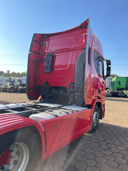 Marca/Modelo: Scania/R540 Ano/Modelo: 21/21 Tração: 6x4 molas Quilometragem: 248k Cor: Vermelho Retarder: Sim Geladeira: