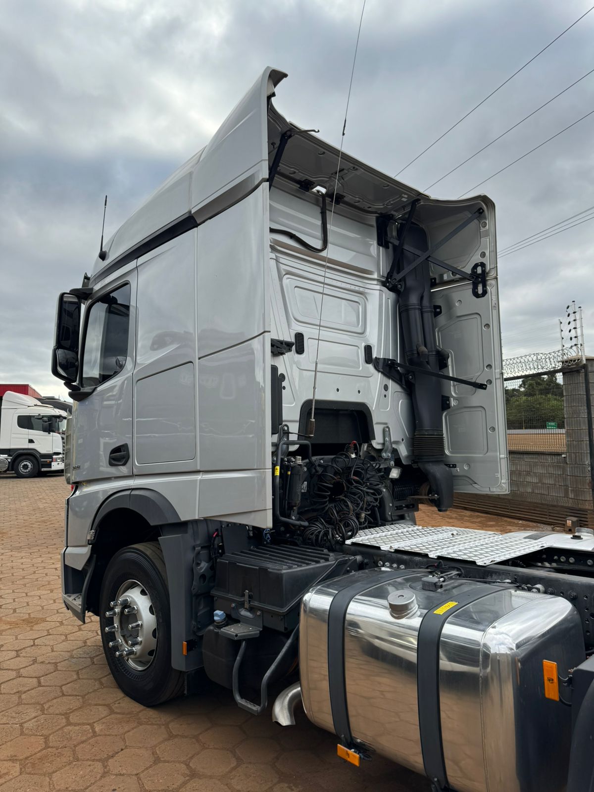 Marca/Modelo: Mercedes /2651  Ano/Modelo: 2022/2022  Quilometragem: 167k Tração: 6x4  Cor: Prata