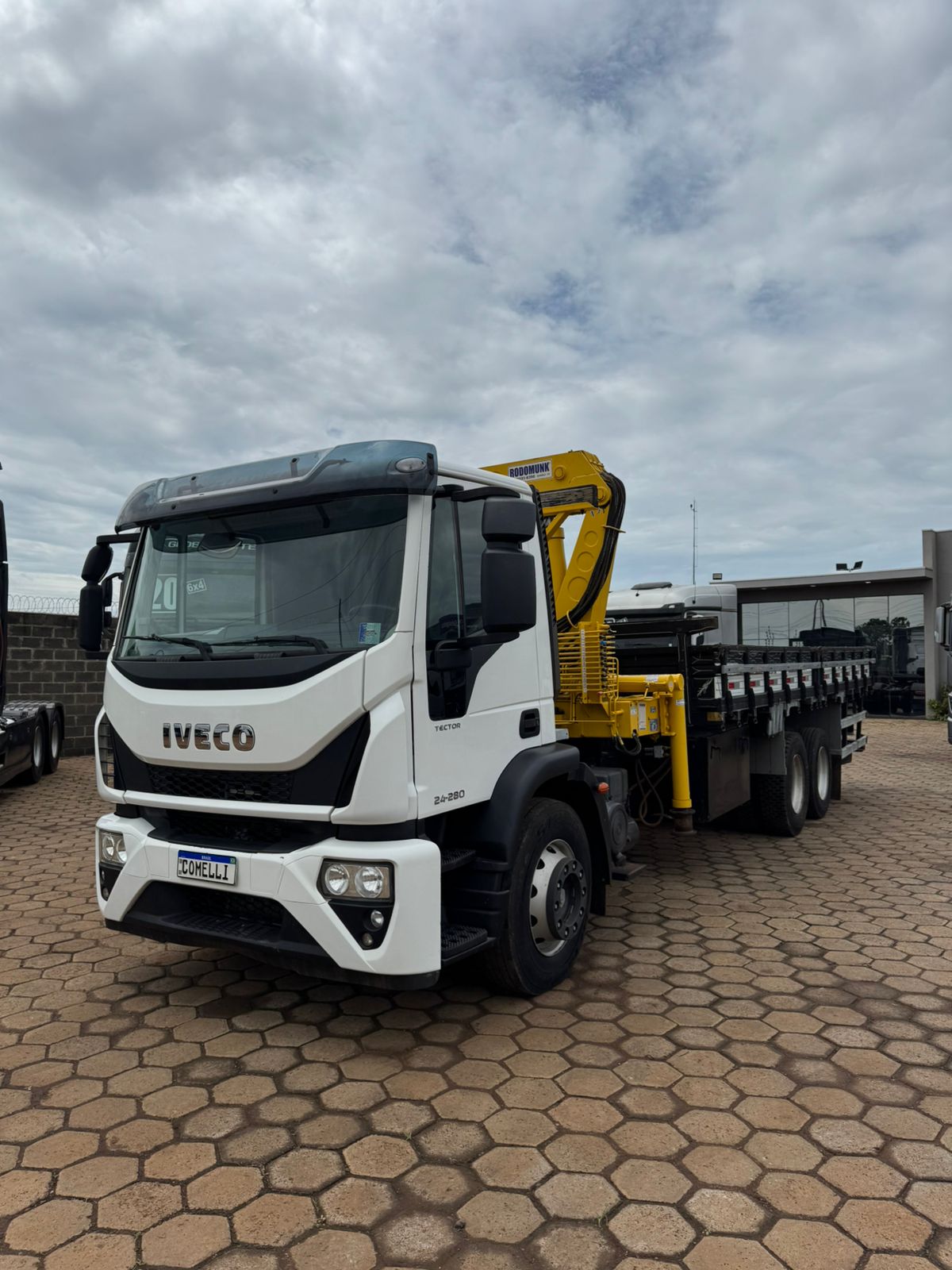 Marca/Modelo: IVECO TECTOR GUINCHO MUNK/ Ano/Modelo: 22/22 Tração: 6x2 molas Quilometragem:588k Cor: Branco