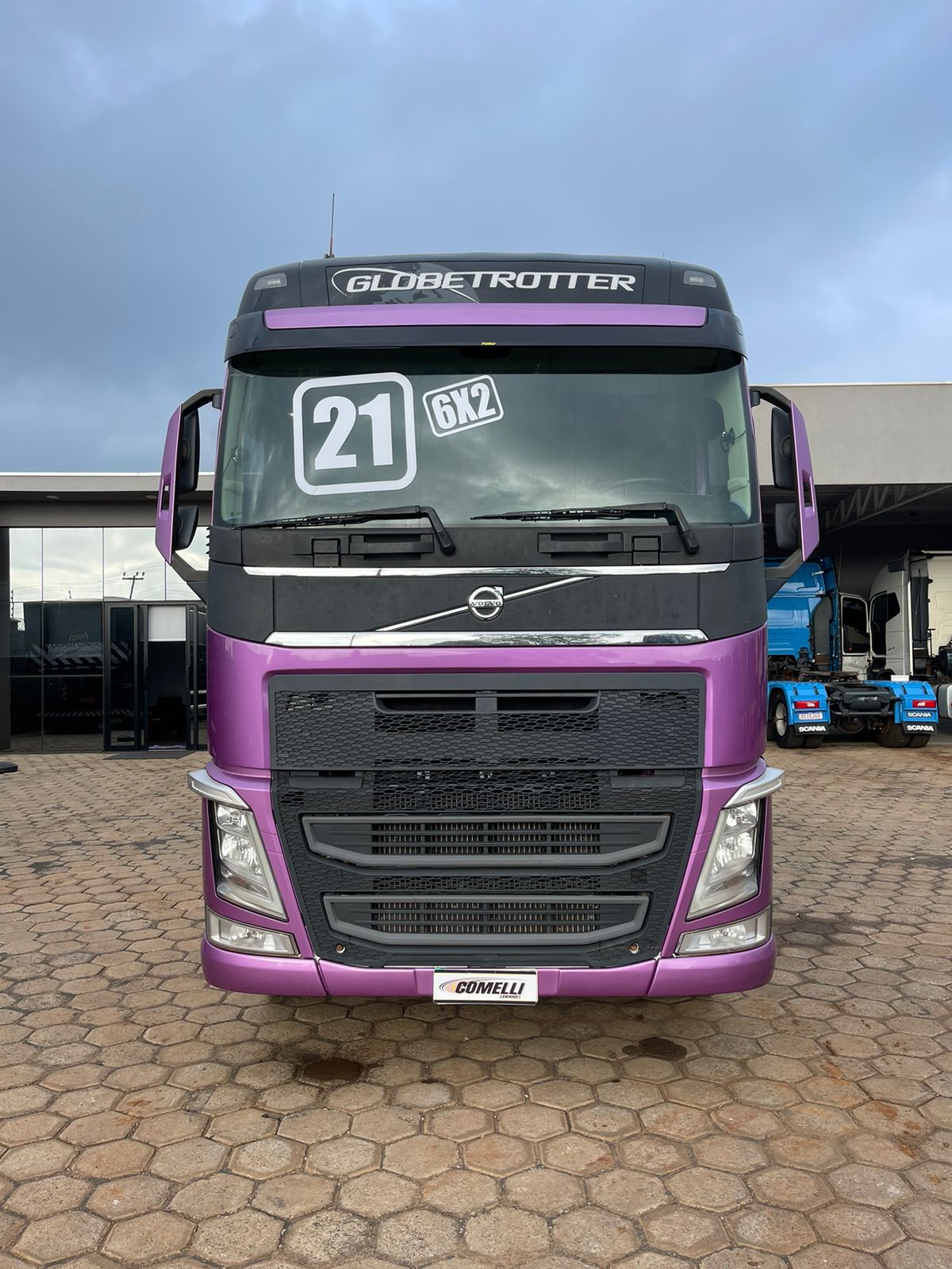 Marca/Modelo: Volvo/FH460 Ano/Modelo: 21/21 Tração: 6x2 molas Cor: Roxo Metálico Quilometragem: 425k Automático Ar-condi